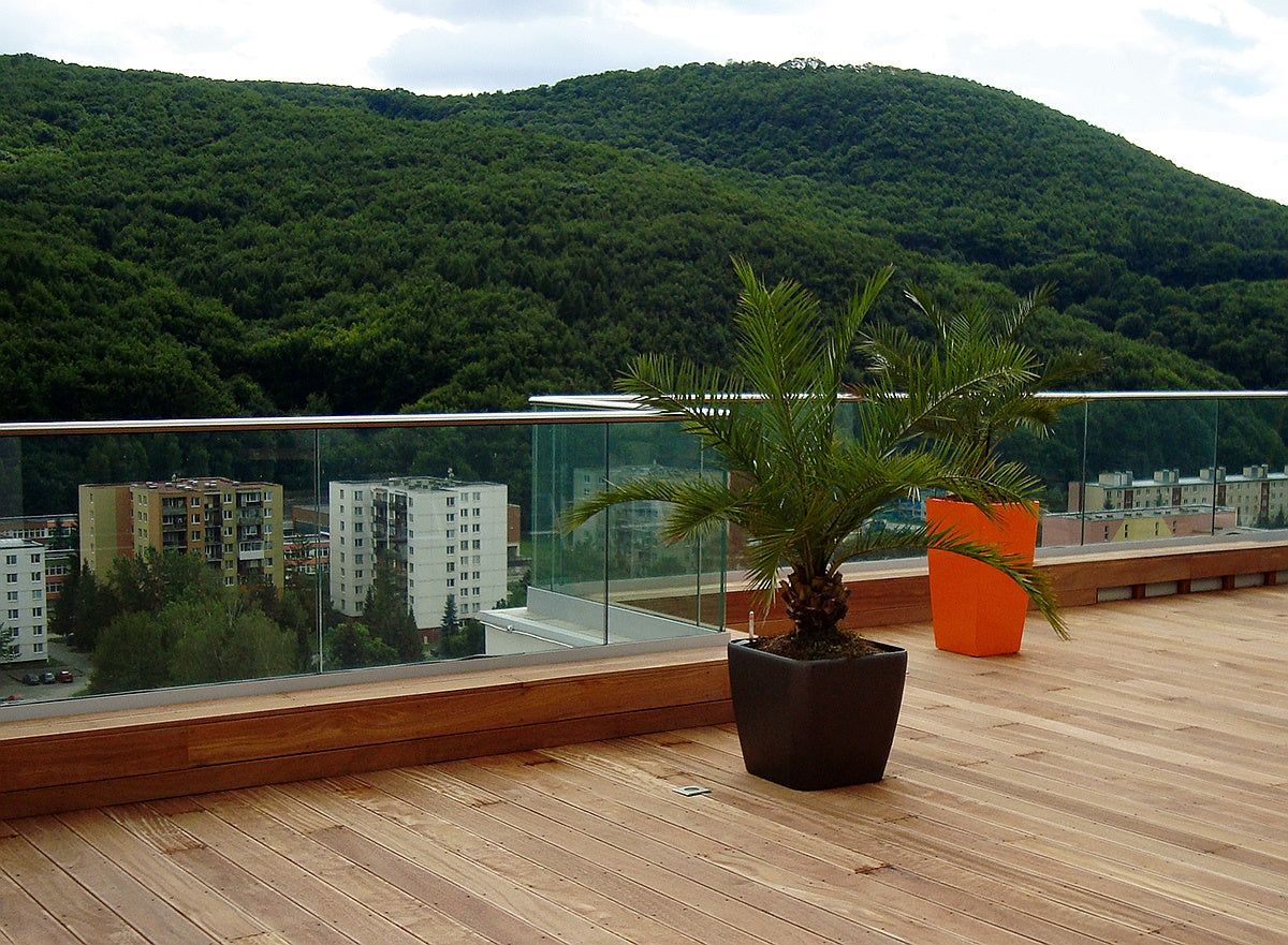 Clear, laminated glass